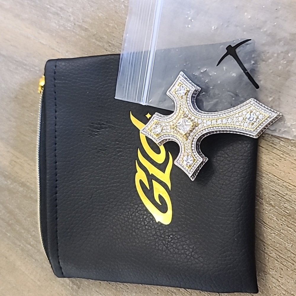 GLD large diamond cross pendant. - Picture 7 of 8